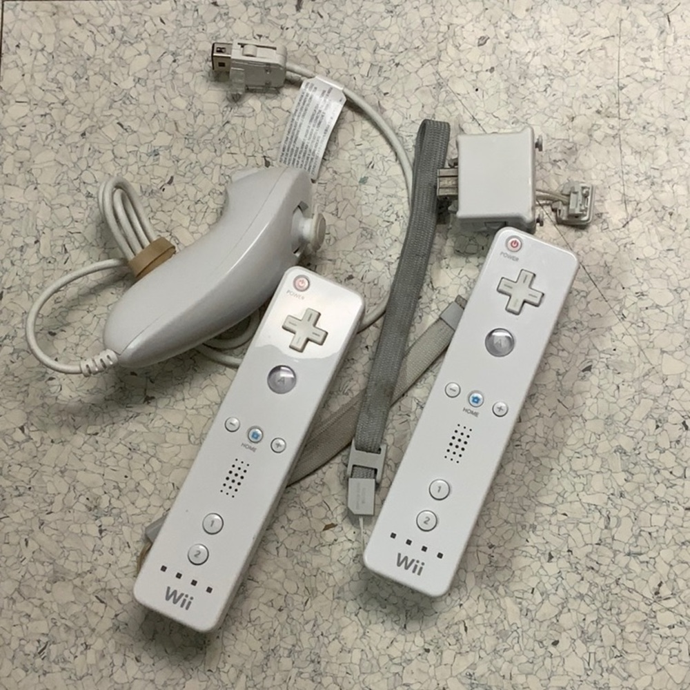 OEM Nintendo Wii Remote Pair Of Two 2 Authentic & accessories. Tested Wo…
